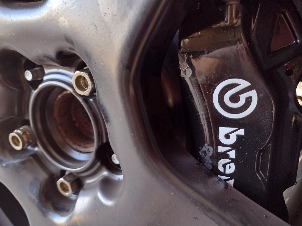 Picture of initial caddiliac brembo brakes under OEM 18" C5 Corvette wagon wheels, which do infact contact the caliper.